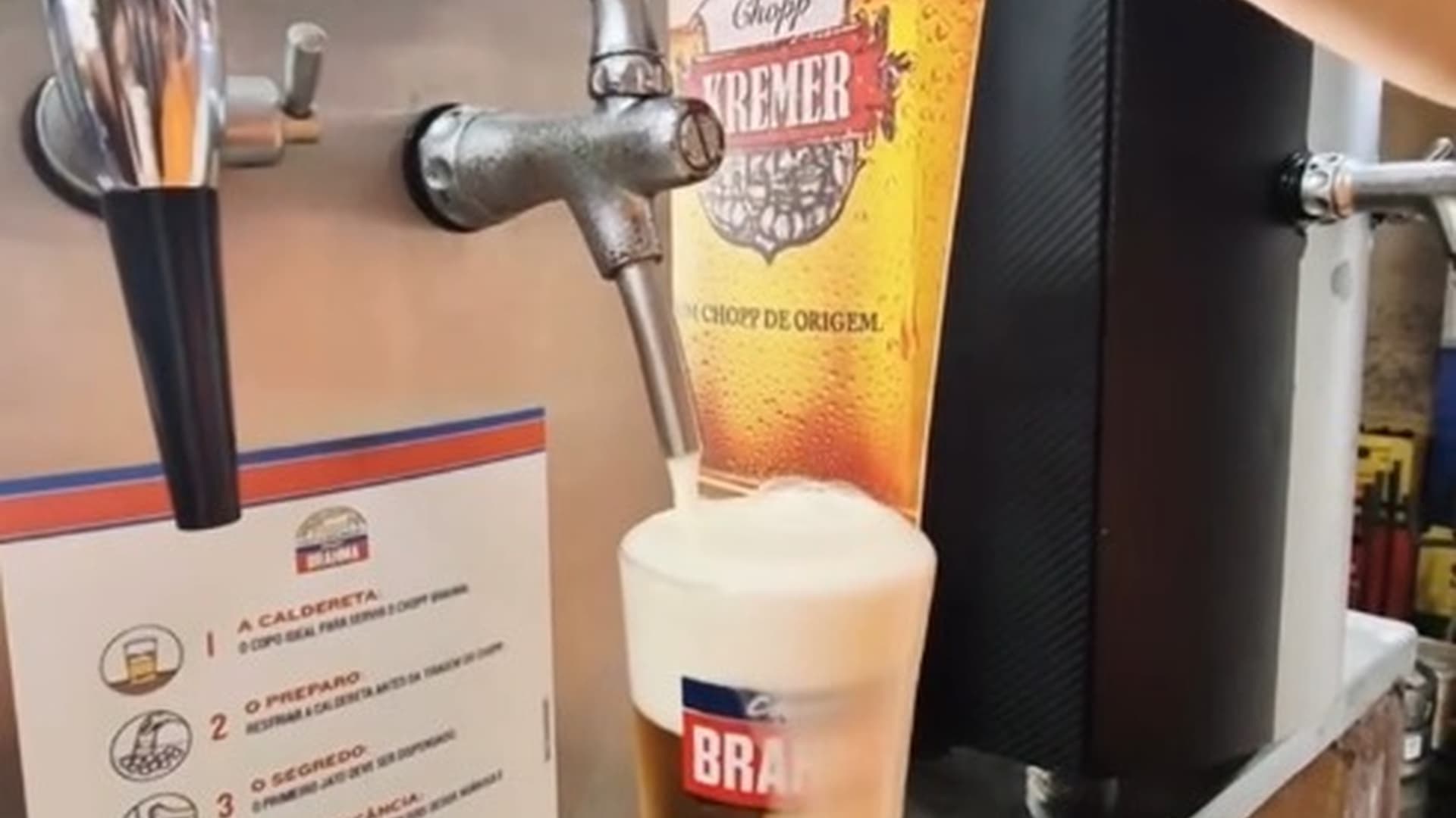 Chopp sendo tirado na caldereta gelada